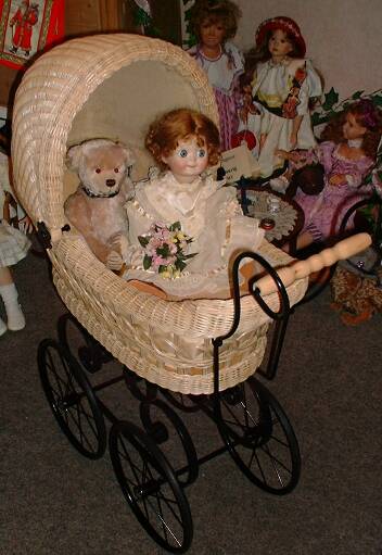Nostalgie-Puppenwagen mit Googly-Puppe und Dean's-Teddy