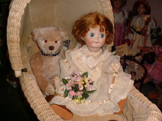 Nostalgie-Puppenwagen mit Googly-Puppe und Dean's-Teddy